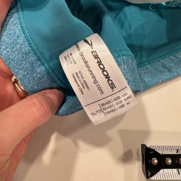 Brooks Versatile Bra - Picture 4 of 8